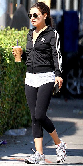 Sự kết hợp ăn ý giữa 2 tông màu đen trắng cùng chiếc áo thể thao khỏe khoắn là lựa chọn hoàn hảo cho một bài tập chạy của Mila Kunis.